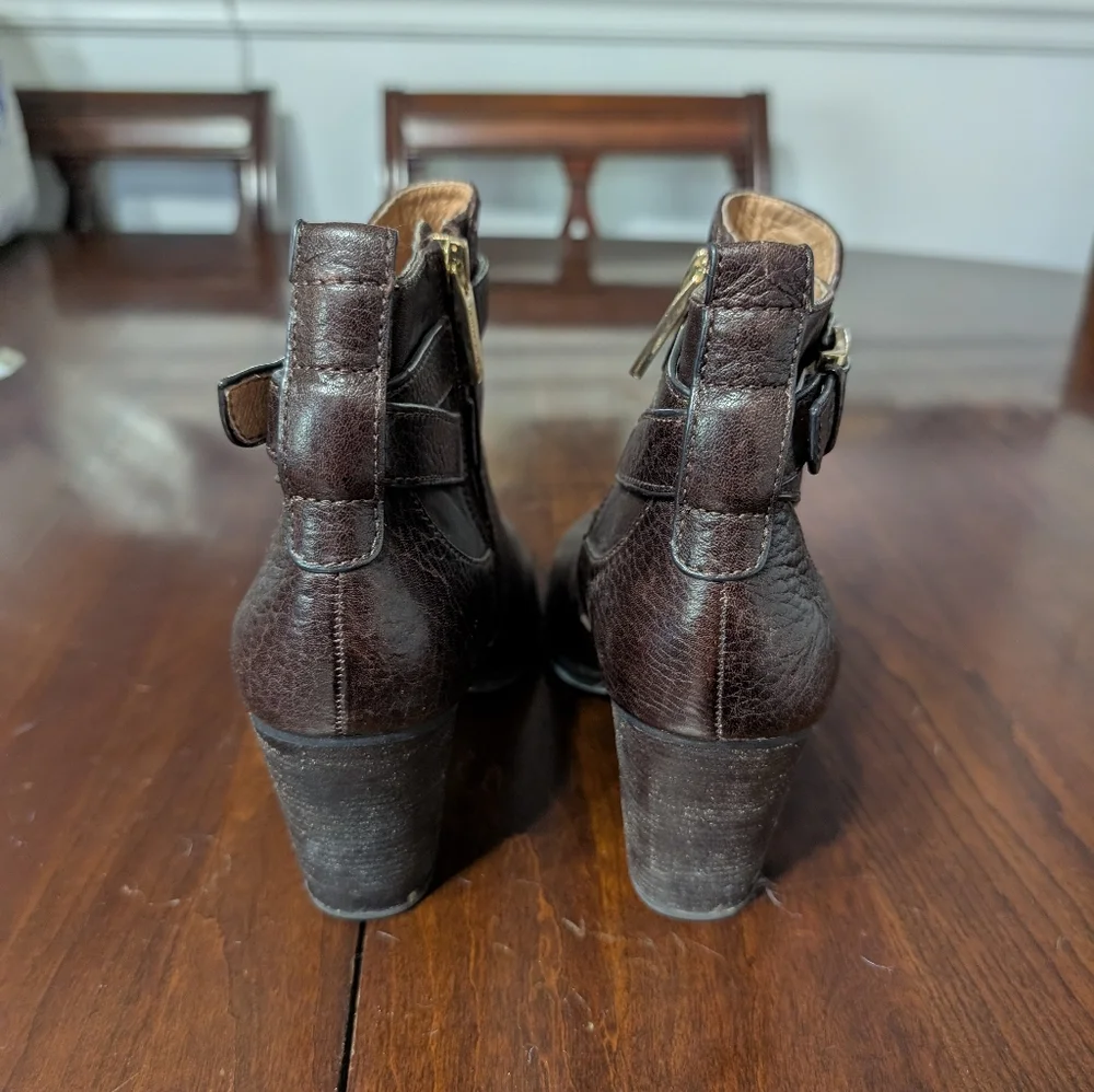 3/$30 Louise Et Cie Brown Boots